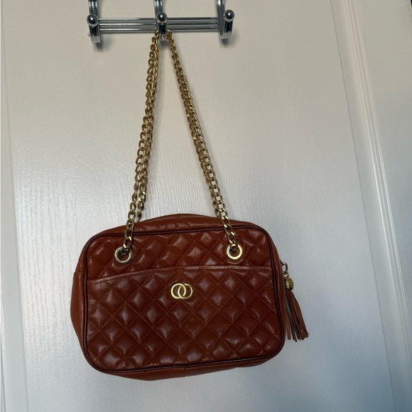 Luxurious Quilted Leather Shoulder Bag with Gold Accents - Picture 4 of 7
